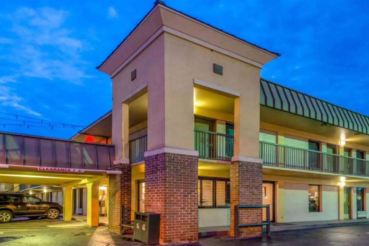 Quality Inn Savannah Historic District Экстерьер фото